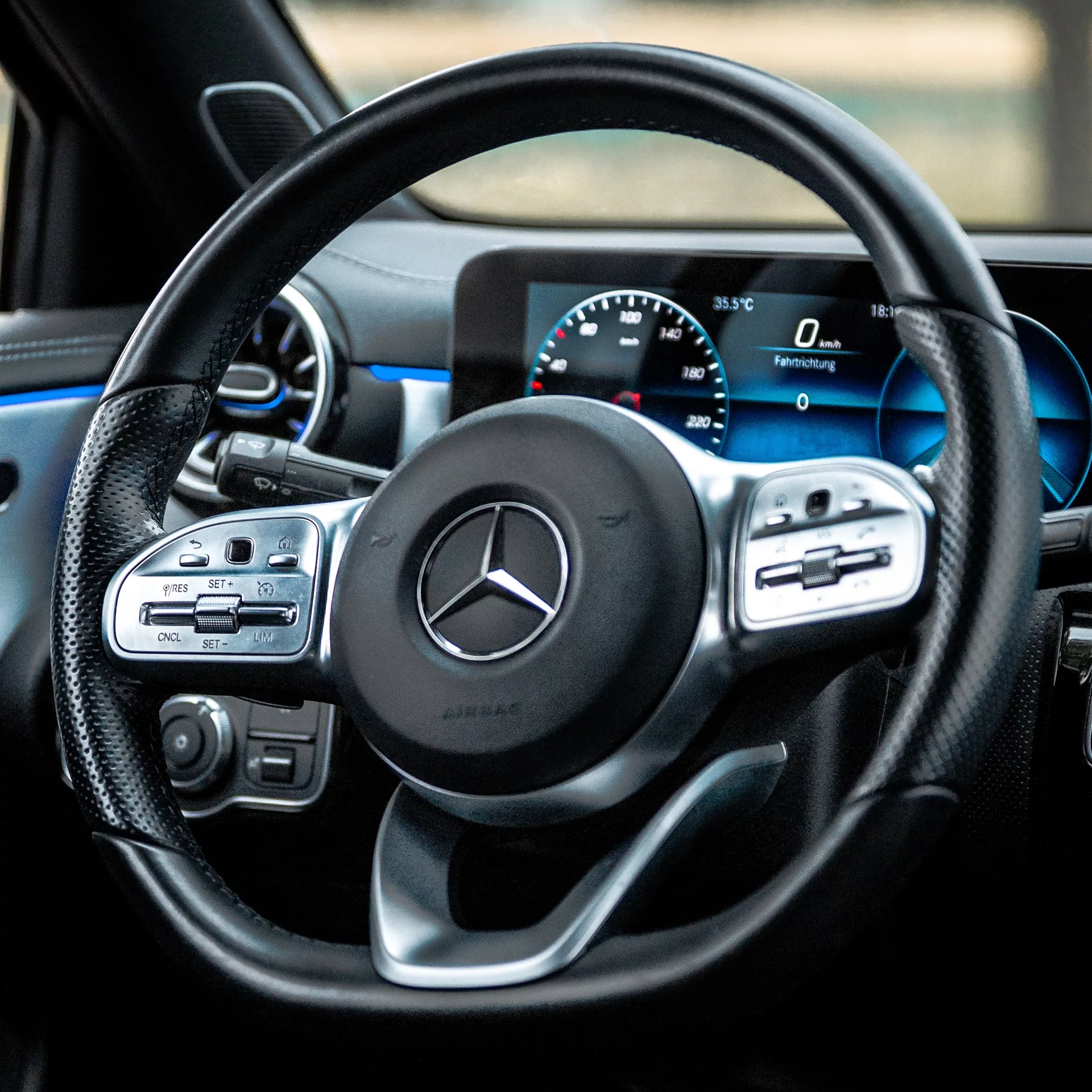 Mercedes-Benz A250e Edition Cockpit und Lenkrad mieten.