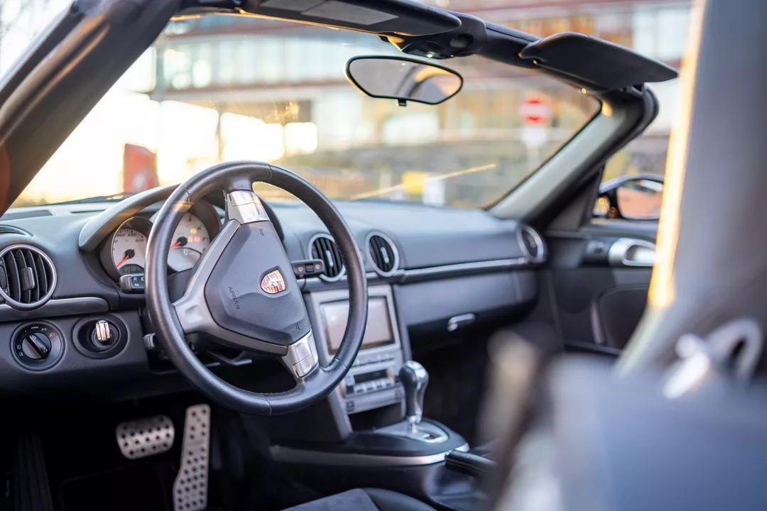 Porsche 987 Boxster S Cabrio Innenraum mit offenem Verdeck mieten.