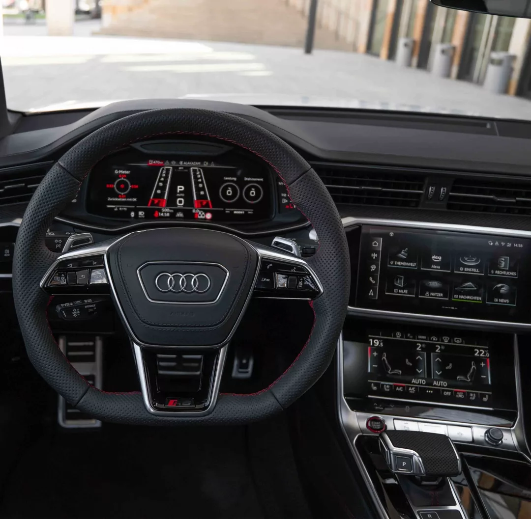 Audi RS6 Performance Cockpit-Ansicht mit digitalen Anzeigen mieten
