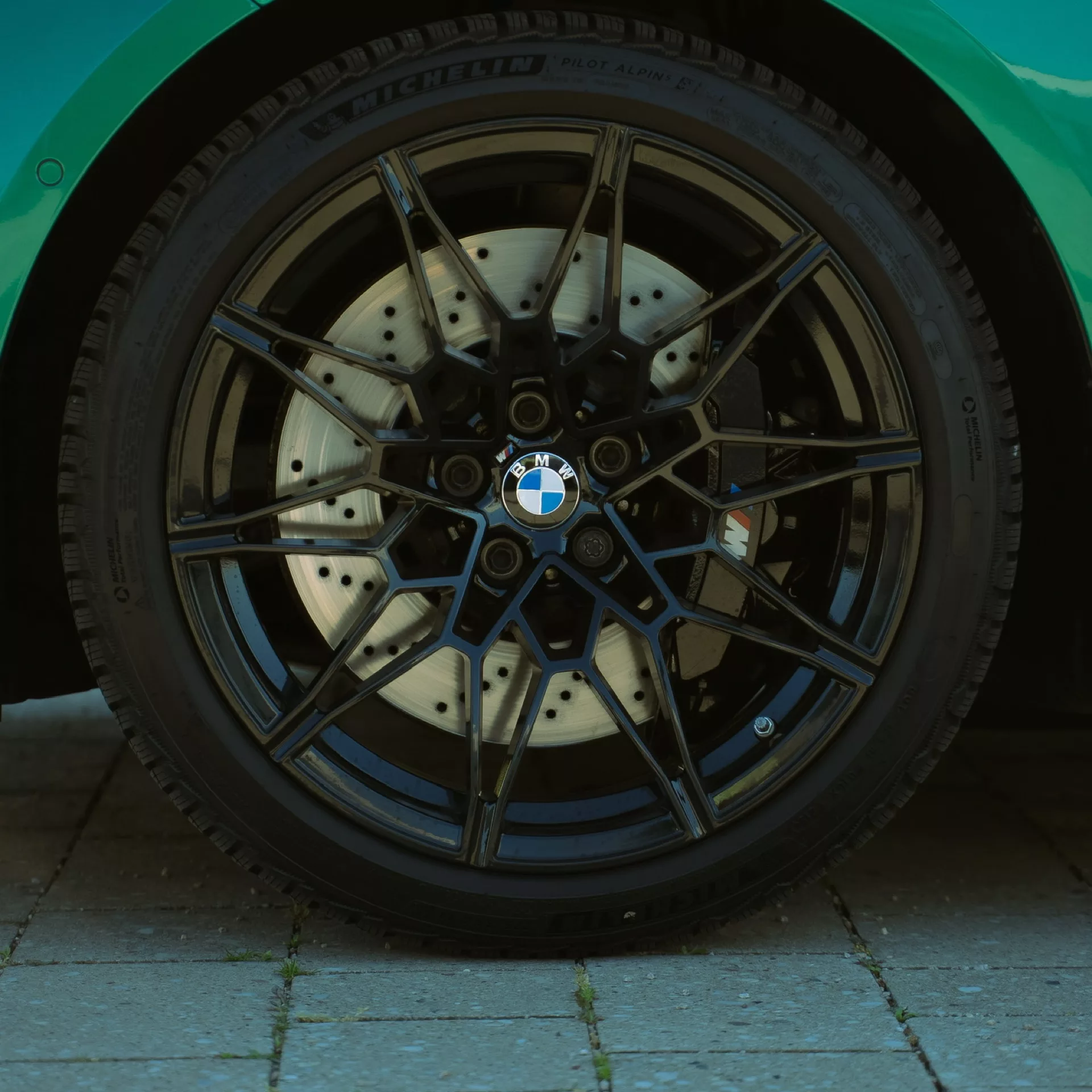 BMW M4 Competition Rad mit schwarzer Felge mieten