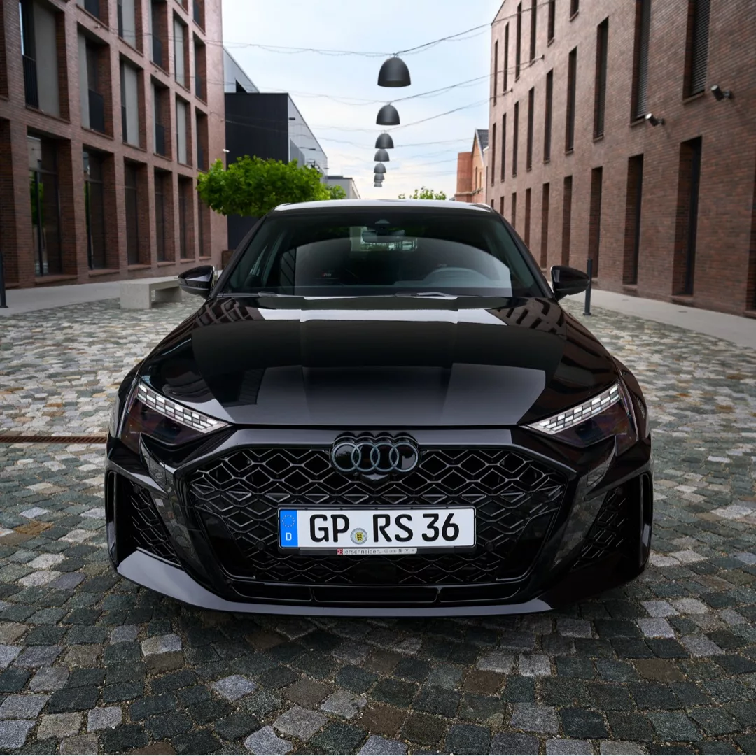 AUDI RS3 Limousine in Schwarz, Frontansicht in urbaner Umgebung mieten.