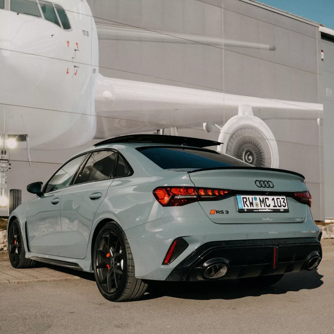 Audi RS3 Facelift in Grau mieten - Heckansicht