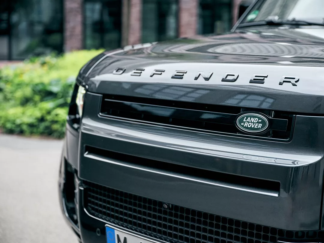 Defender 110 D300 Kühlergrill in Nahaufnahme mieten