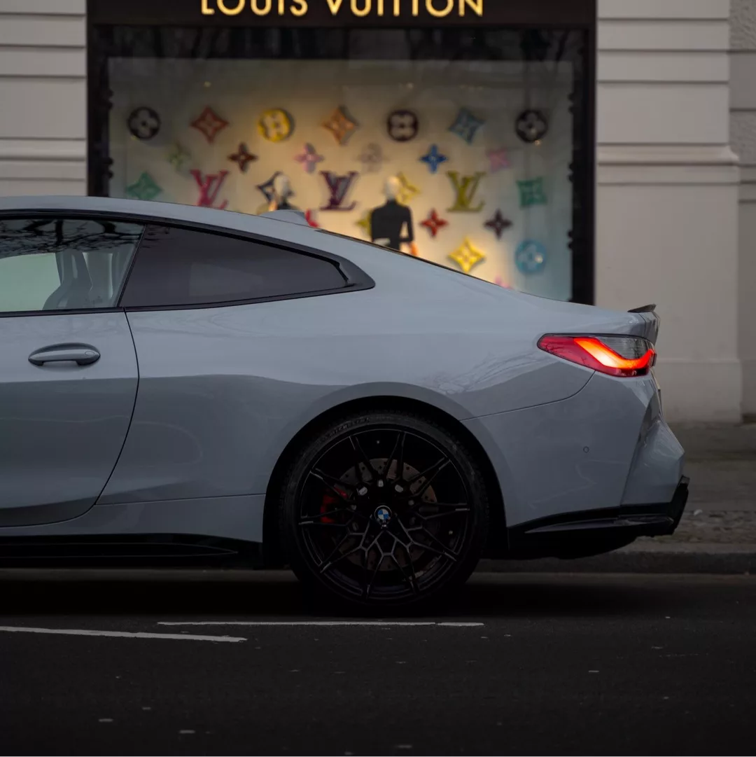 BMW M4 Competition in Grau von der Seite mieten