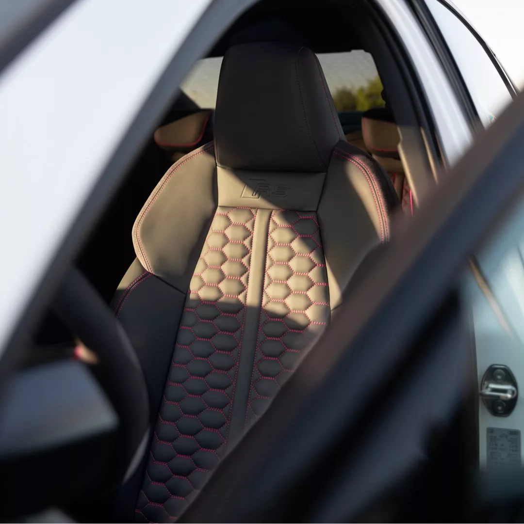 Audi RS3 Limousine Facelift 2025 Innenraum mit Sportsitz mieten