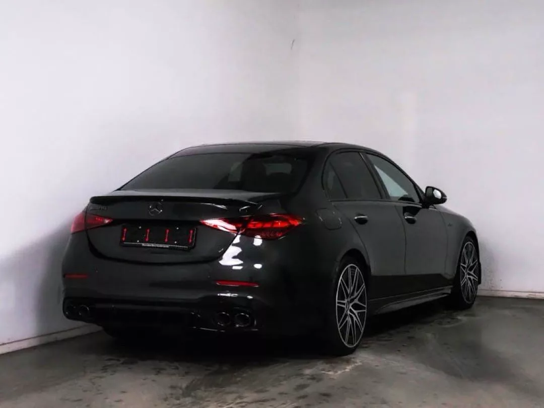 Mercedes-Benz C43 AMG in Schwarz mieten - Rückansicht im Parkhaus.
