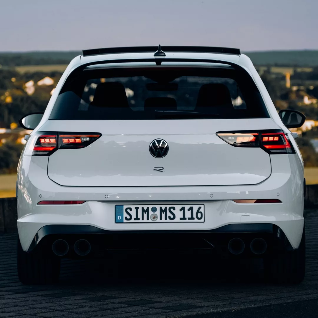Golf 8R Performance in Weiß Heckansicht mieten