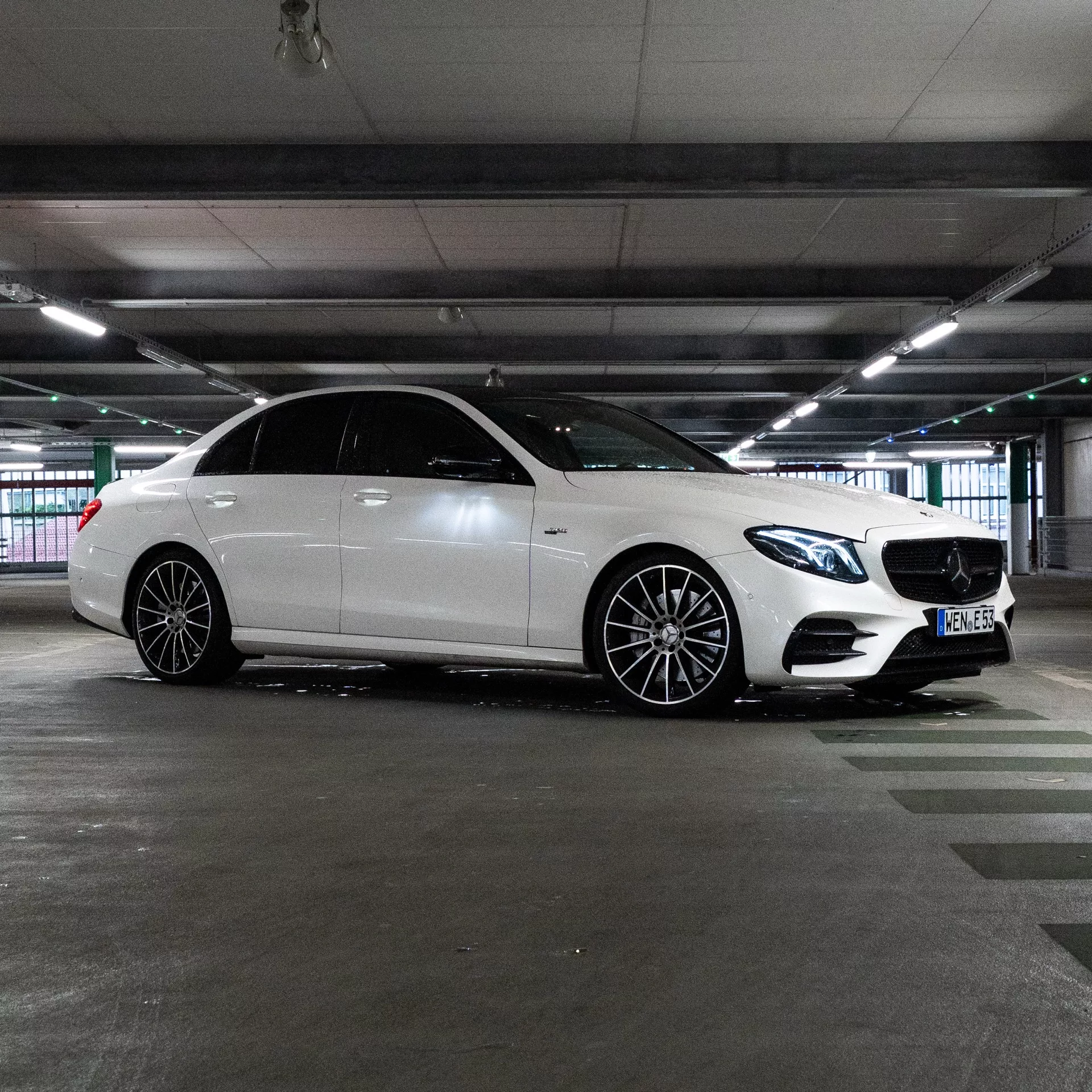 Mercedes-Benz E53 AMG in Weiß, Seitenansicht, Tiefgarage mieten