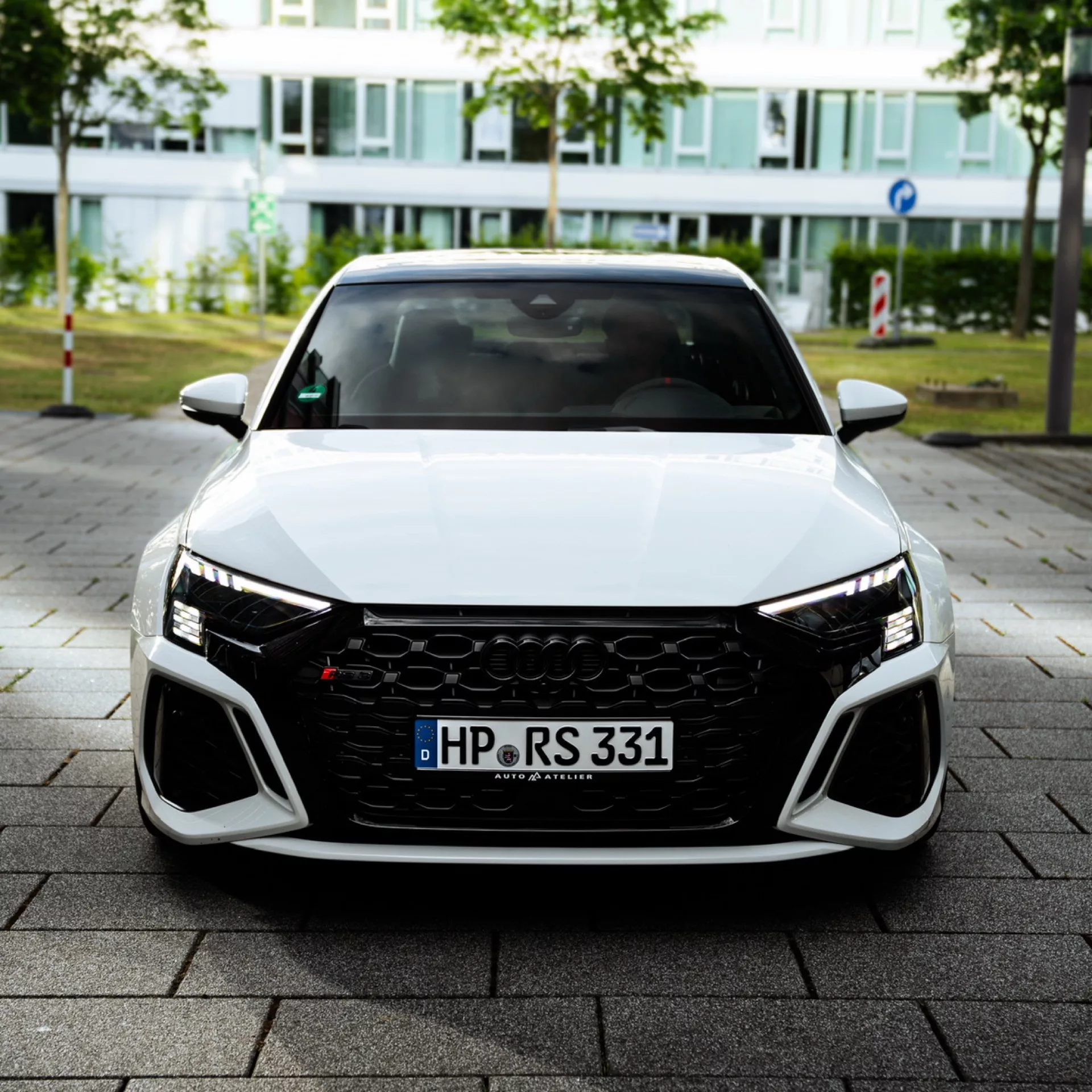 Audi RS3 Limousine in Weiß, Frontansicht mieten