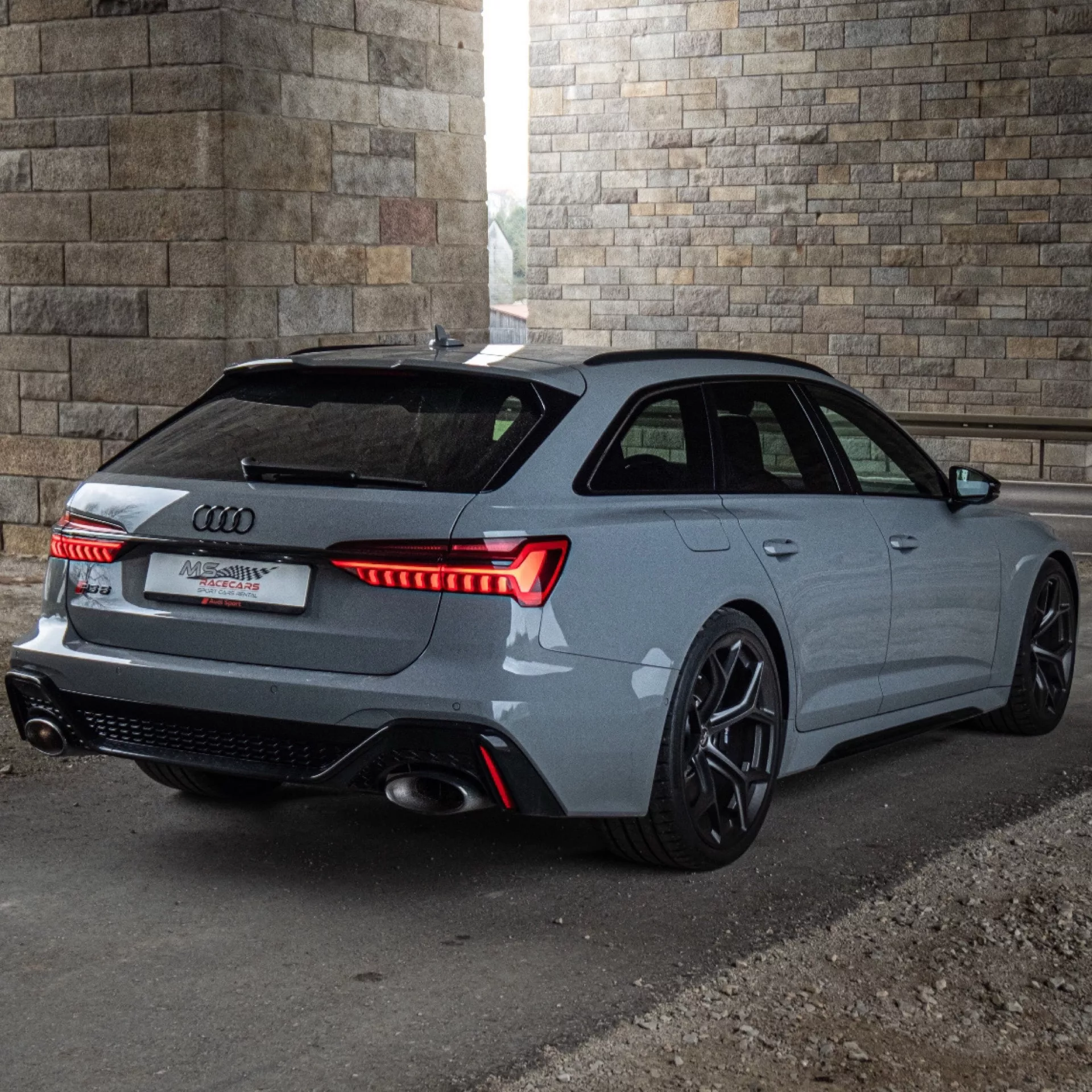 Audi RS6 Performance in Grau von hinten mieten.
