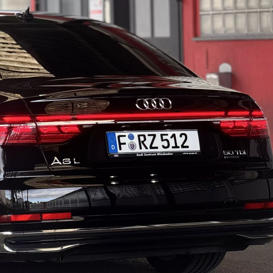 Audi A8L 50 TDI Quattro Heckansicht in Schwarz mieten.