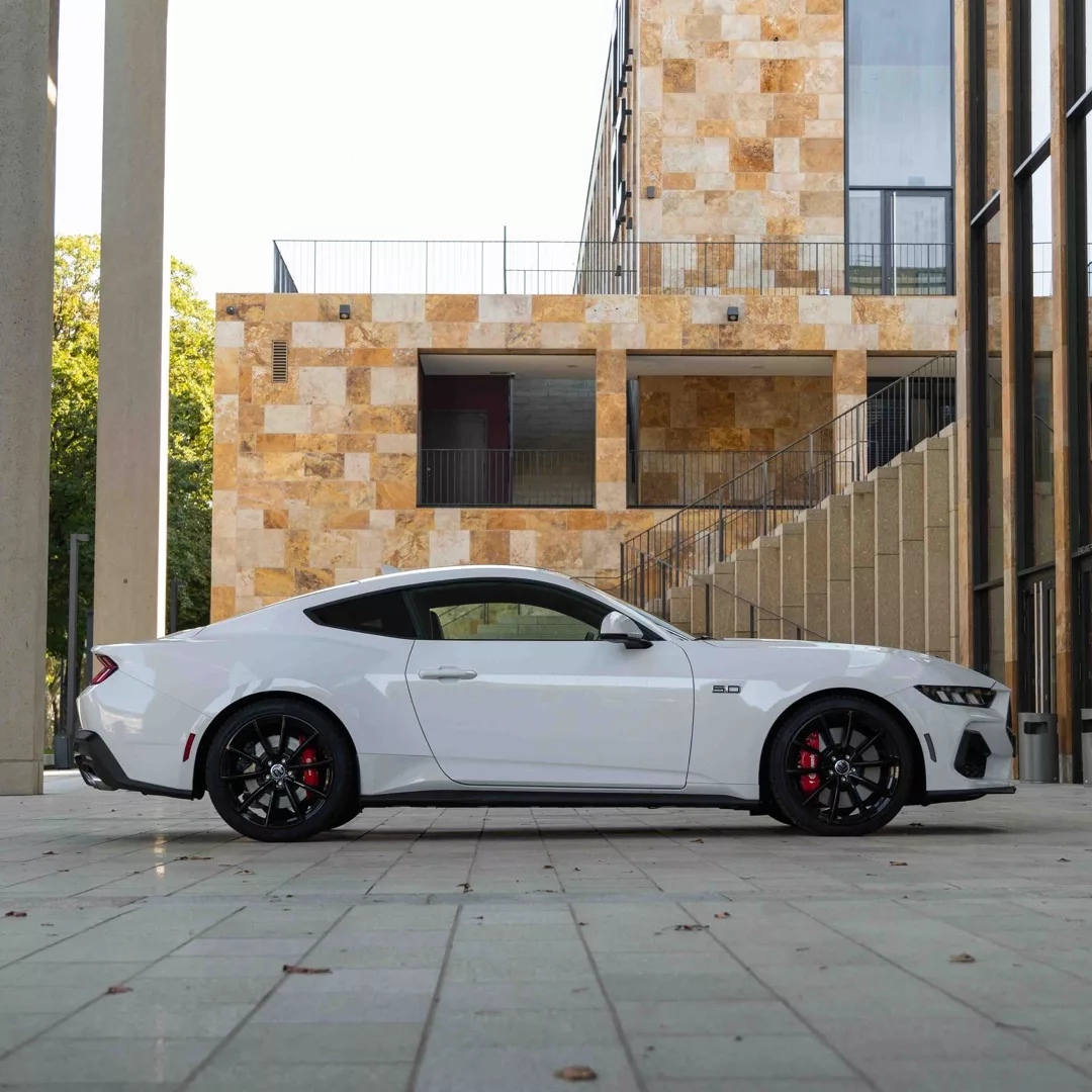 Ford Mustang GT (2024) in Weiß von der Seite mieten.