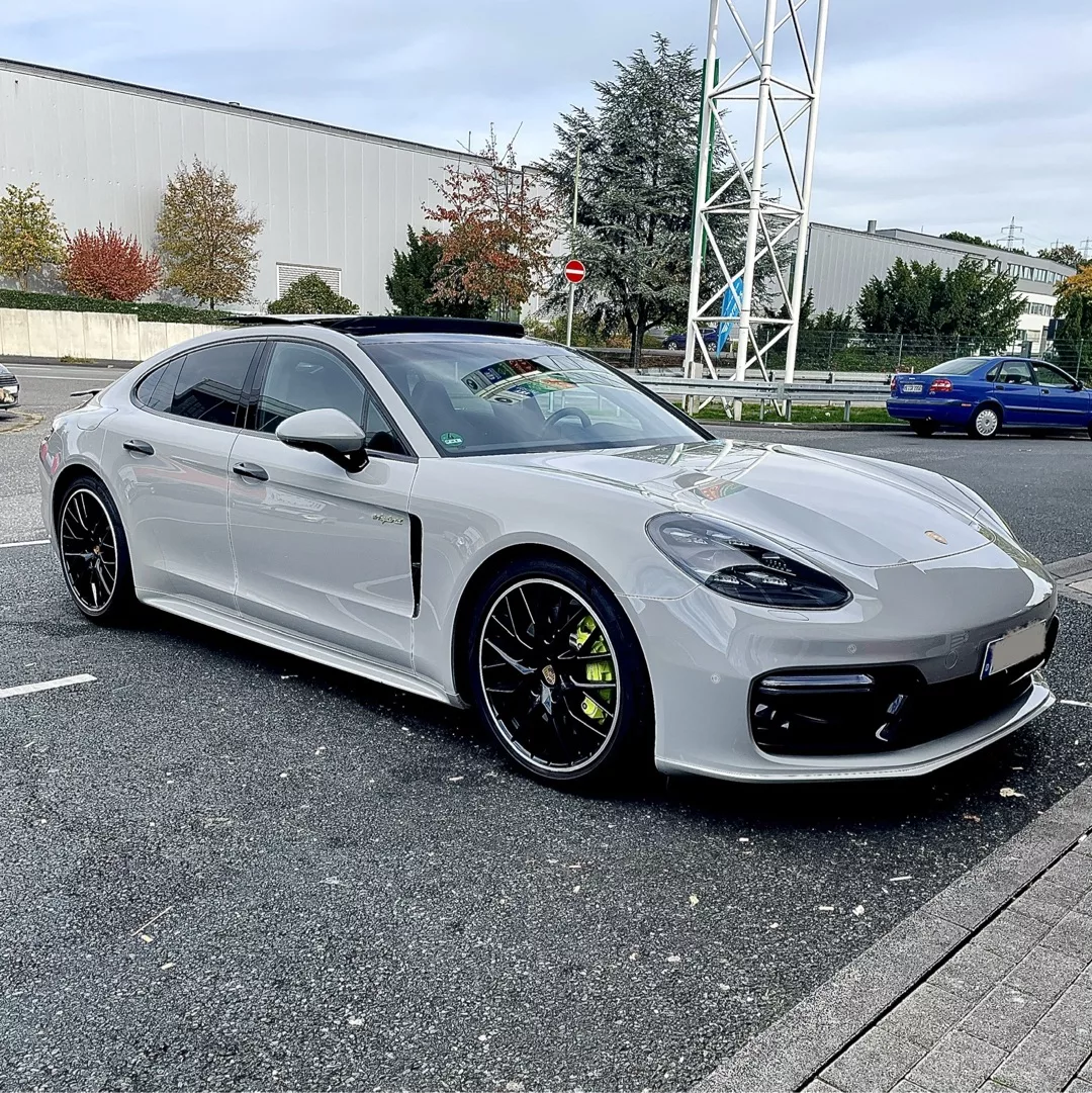 Porsche Panamera in Silber von schräg vorn mieten.