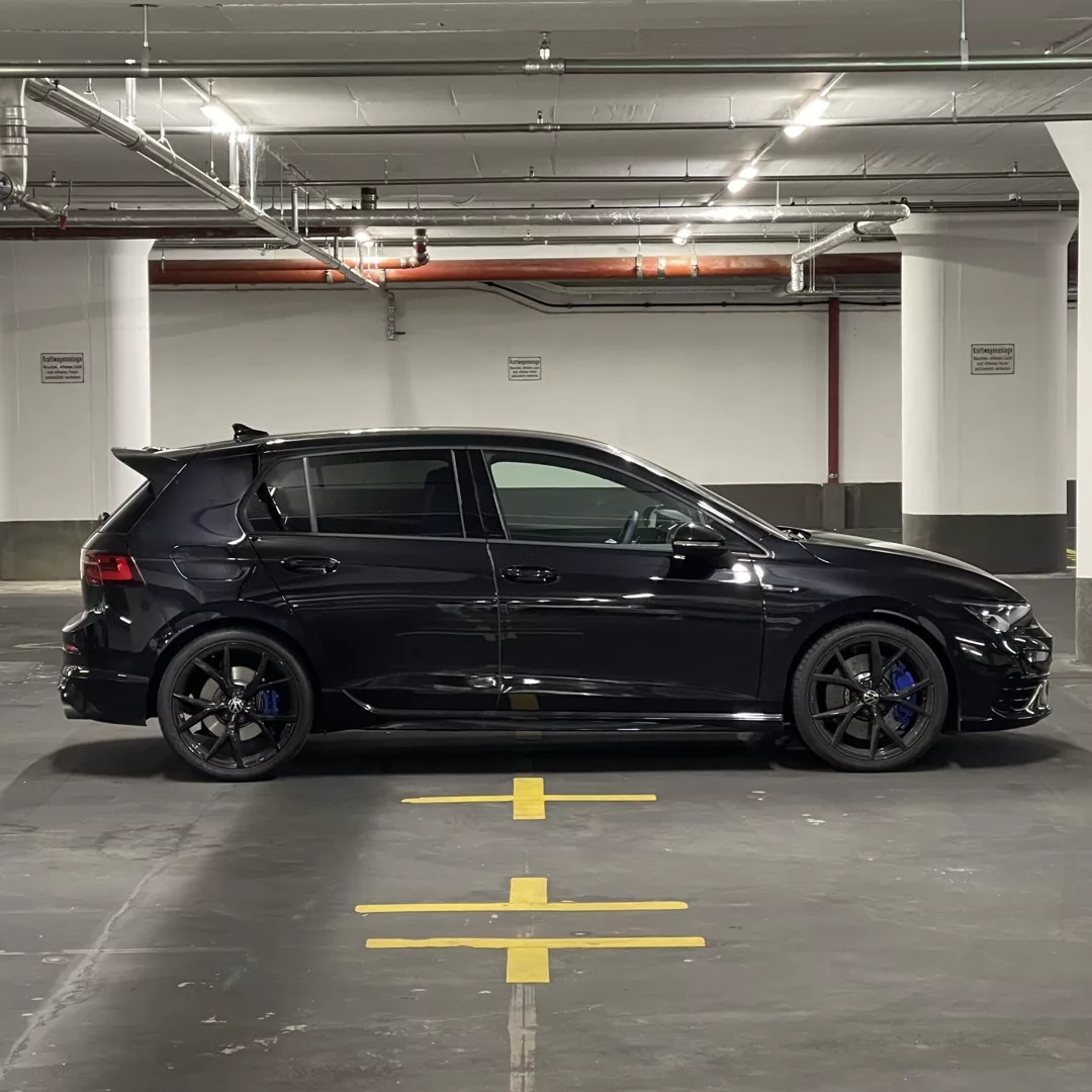 VW Golf 8 R Performance in Schwarz von der Seite mieten