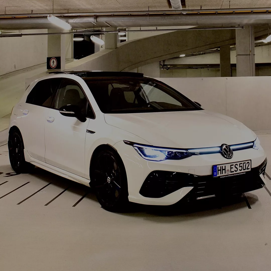 Golf 8R in Weiß mieten - Seitenansicht im Parkhaus