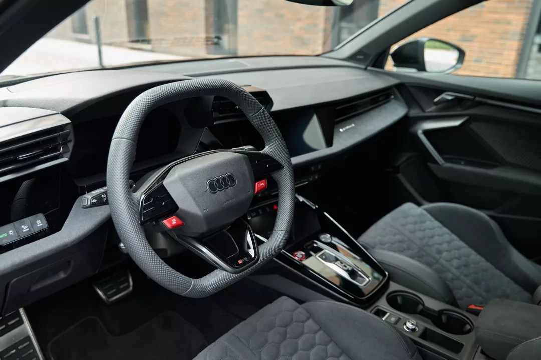 Audi RS3 Limousine Innenraum mit modernem Cockpit mieten