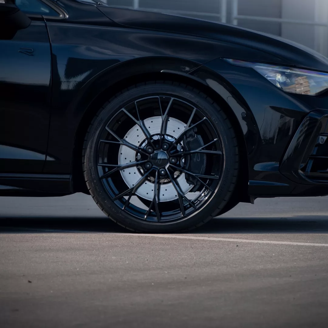 Golf 8 R Black Edition in Schwarz mieten - Detailansicht Rad und Karosserie
