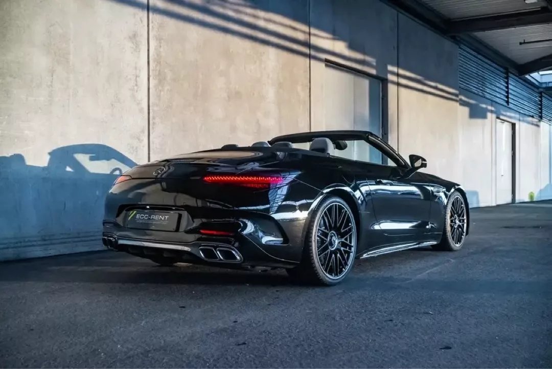 Schwarzer Mercedes-Benz SL63 AMG Roadster unter einem Vordach geparkt.