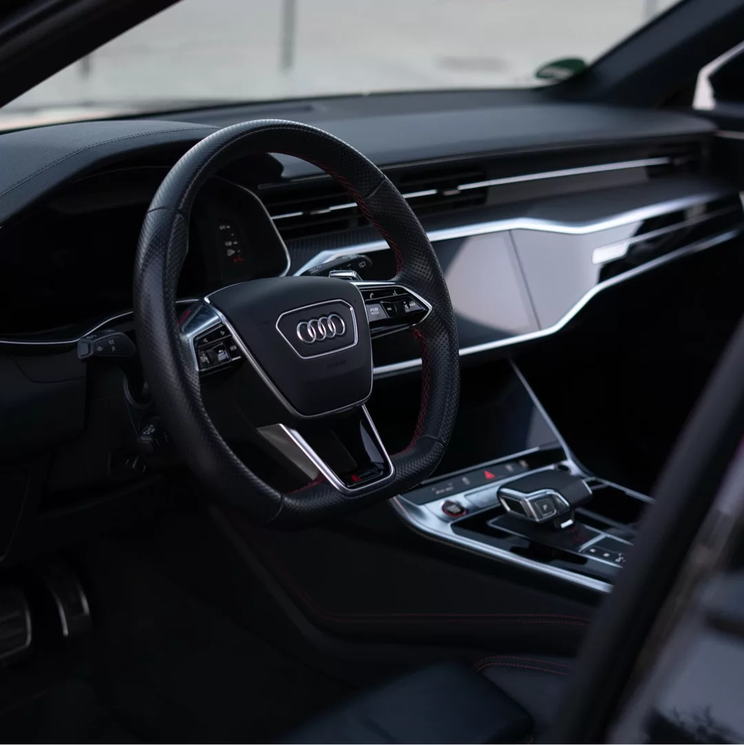 Audi RS6 Innenraum mit modernem Lenkrad mieten.