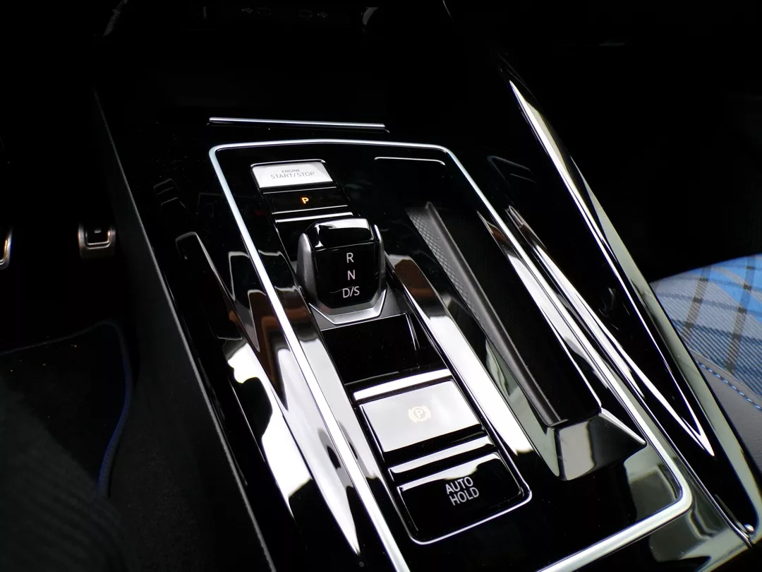 VW Golf 8 R Innenraum Mittelkonsole mit Automatikgetriebe mieten