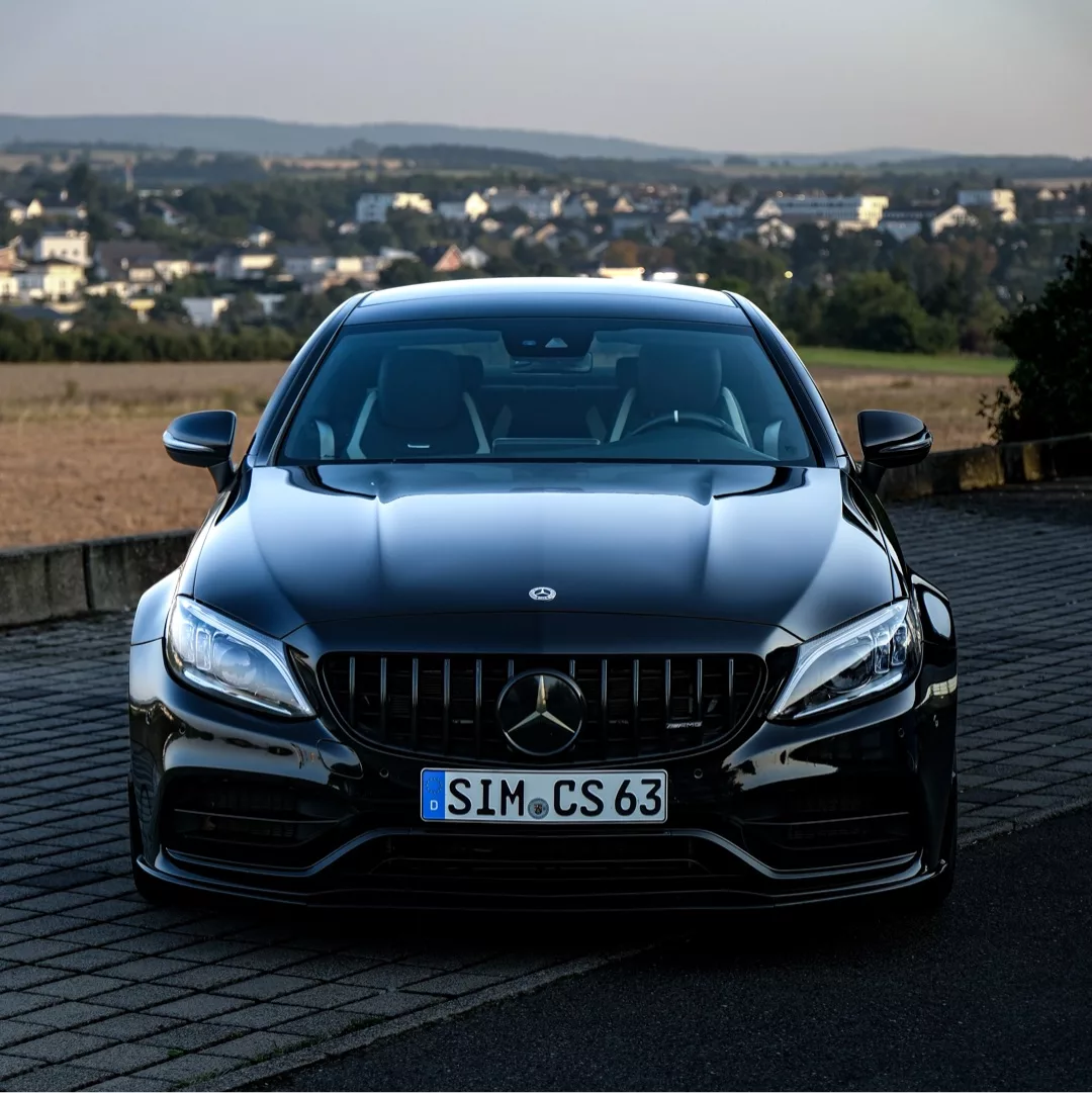 Mercedes Benz C63s AMG Coupé in Schwarz, Frontansicht, mieten