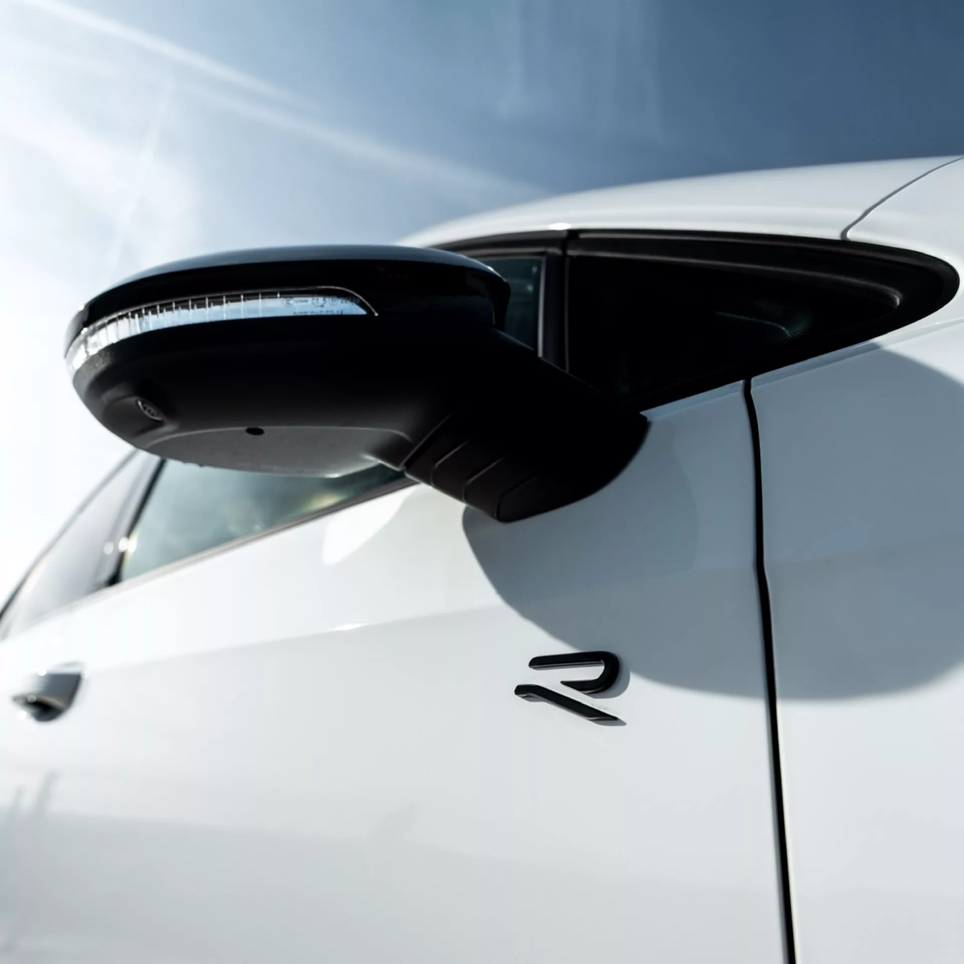 Golf R Black Edition 2025 in Weiß, Nahaufnahme Seitenspiegel mieten