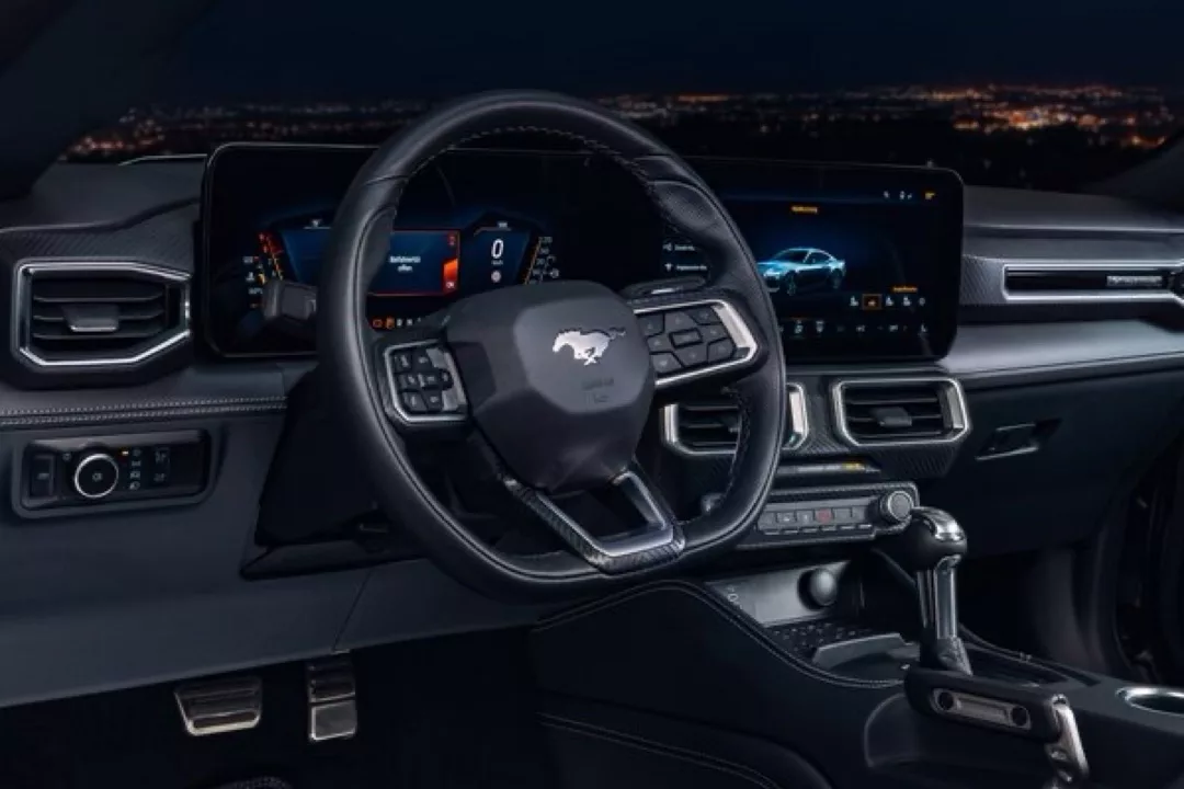 Ford Mustang GT 2024 Innenraum mit Lenkrad und Touchscreens mieten