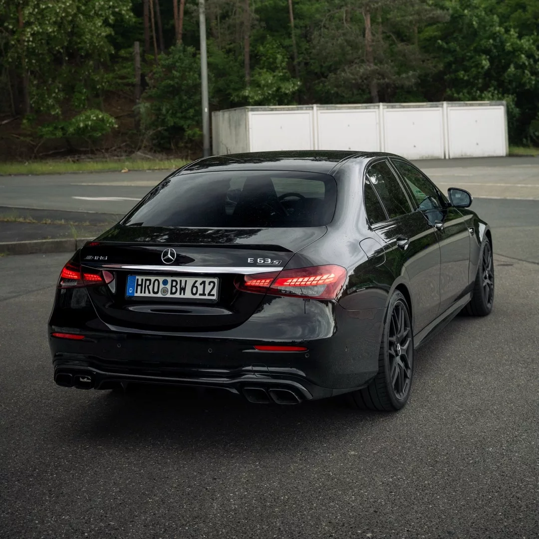 Mercedes AMG E63s in Schwarz Rückansicht, Facelift-Edition mieten