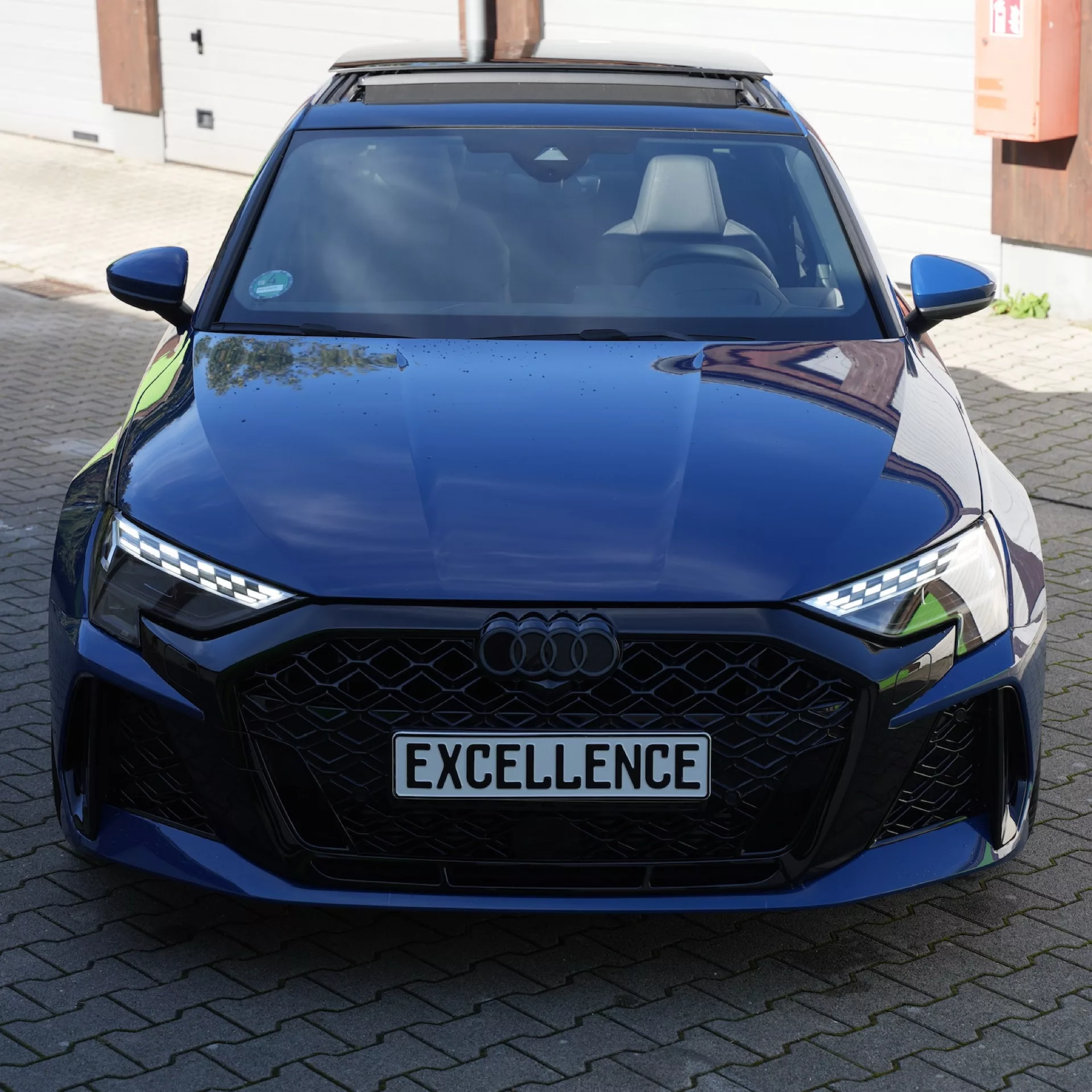 AUDI RS3 FACELIFT (2025) in Blau, Frontansicht, mieten.