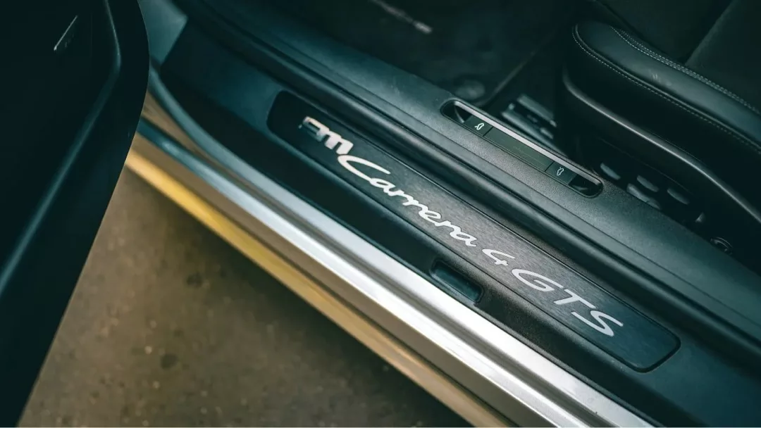 Porsche 911 Carrera 4 GTS Einstiegsleiste mieten