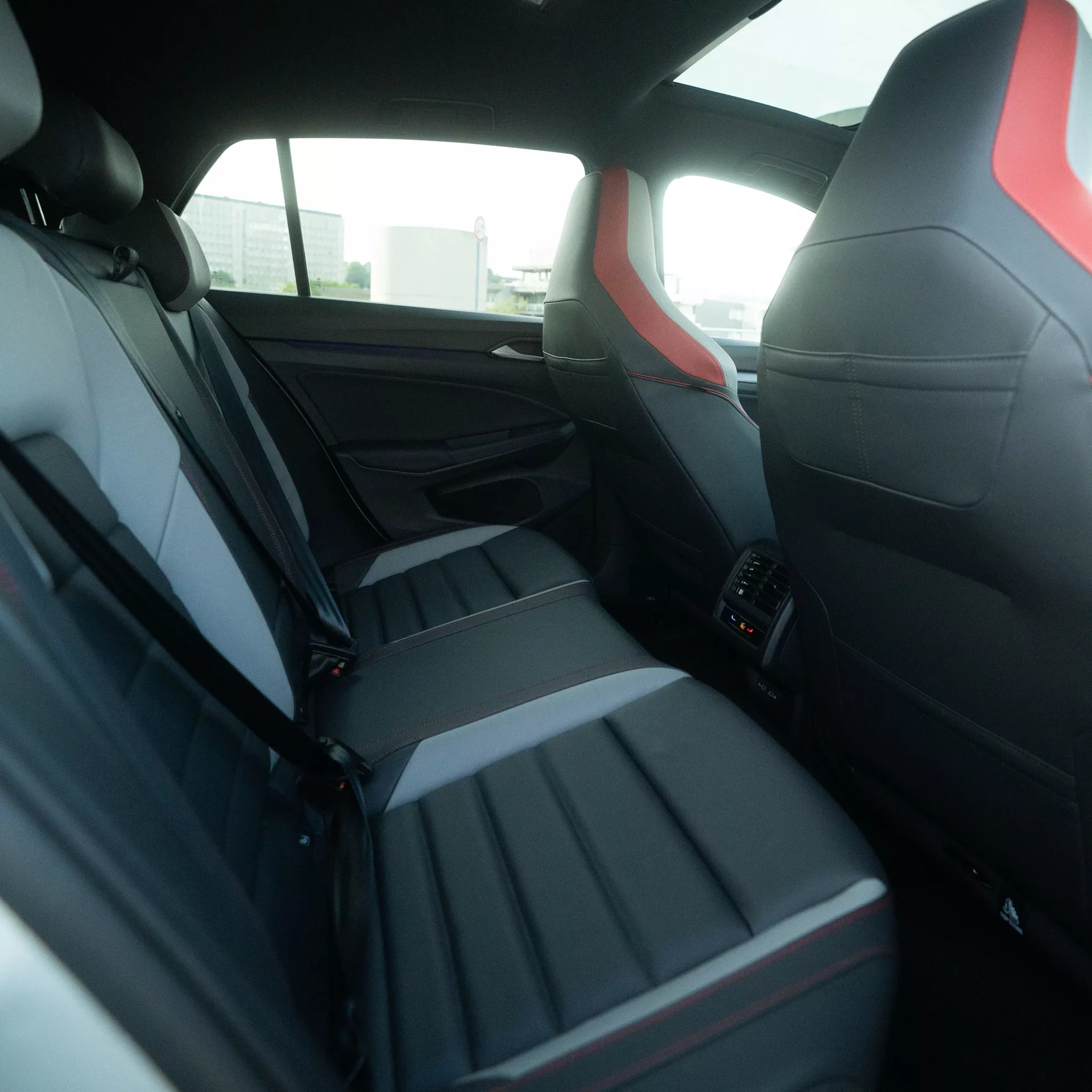VW Golf GTI Clubsport Facelift 2025 Innenraum Rücksitze mieten