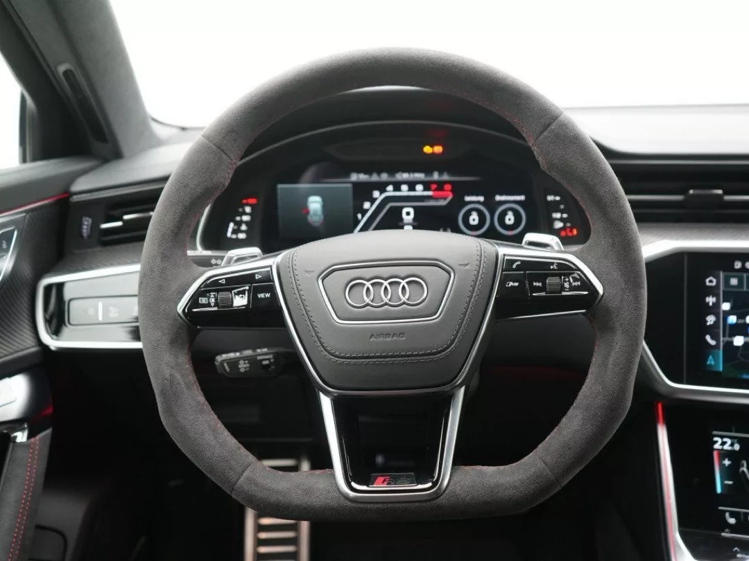 Audi RS6 Performance Cockpit mit Lenkrad und digitalem Display mieten