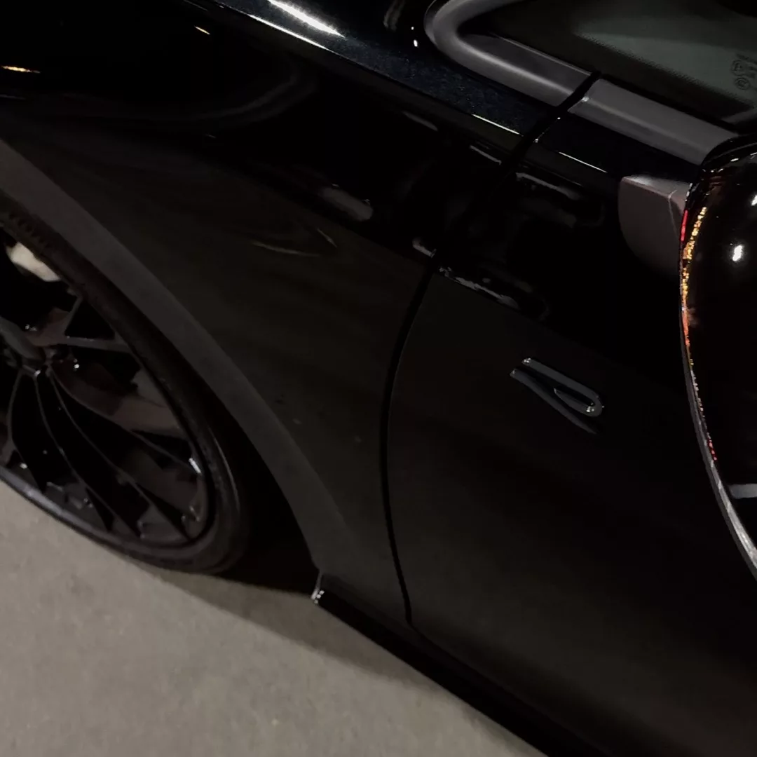 Golf 8R Akrapovic 333PS in Schwarz Seitenansicht mieten