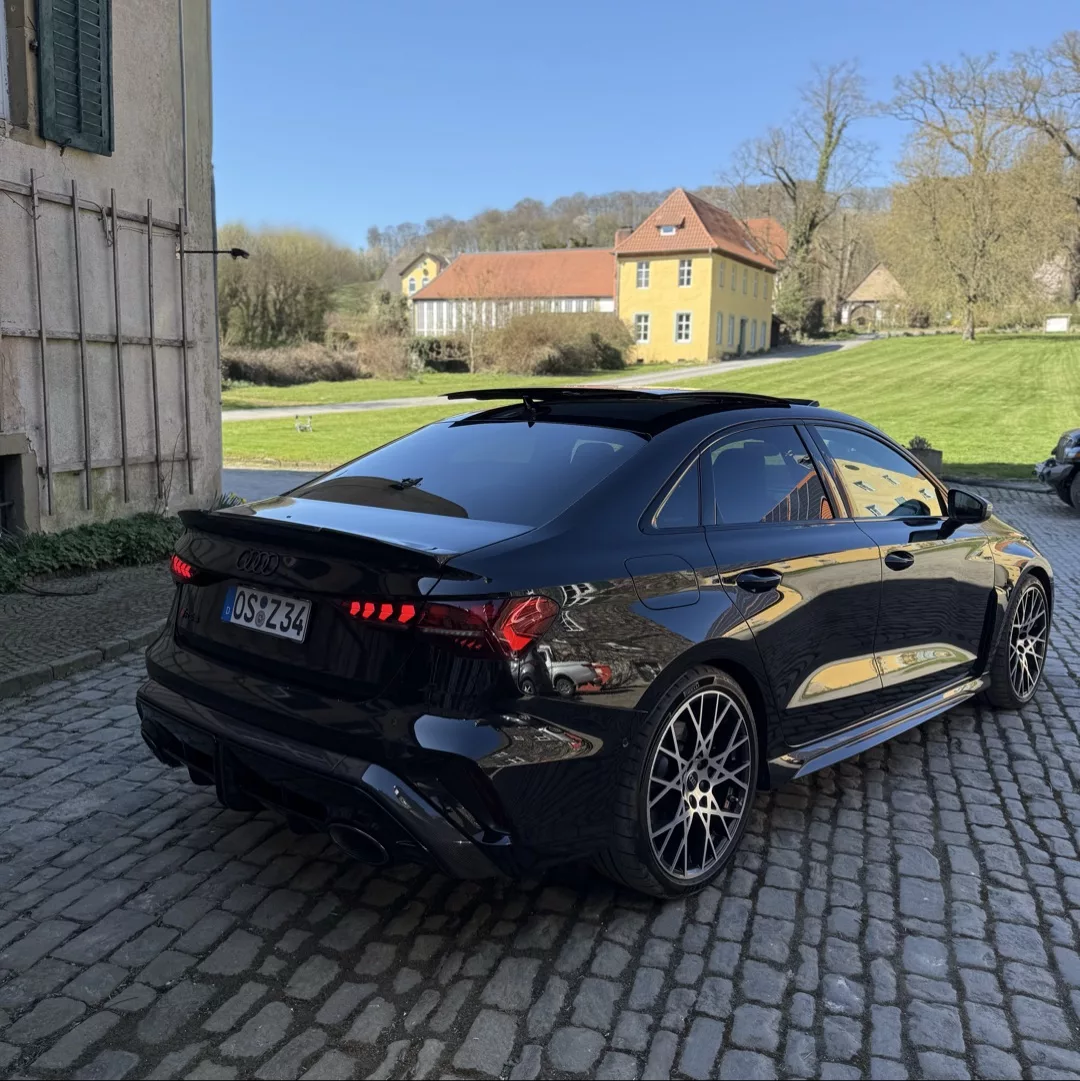 Audi RS3 Limousine in Schwarz von hinten mieten