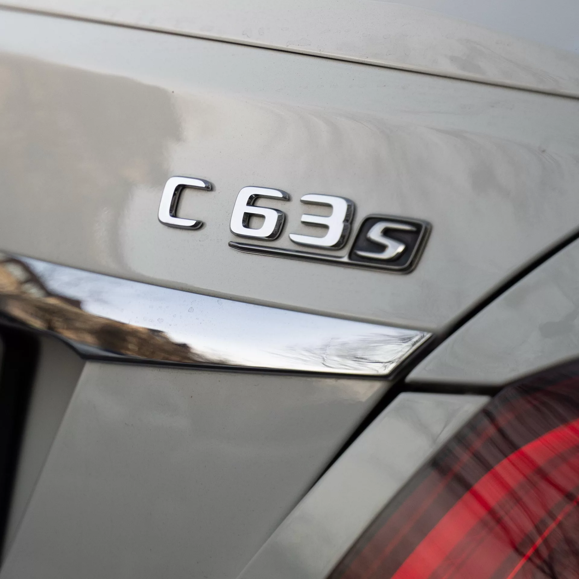 Mercedes C63s V8 BiTurbo von hinten mieten.