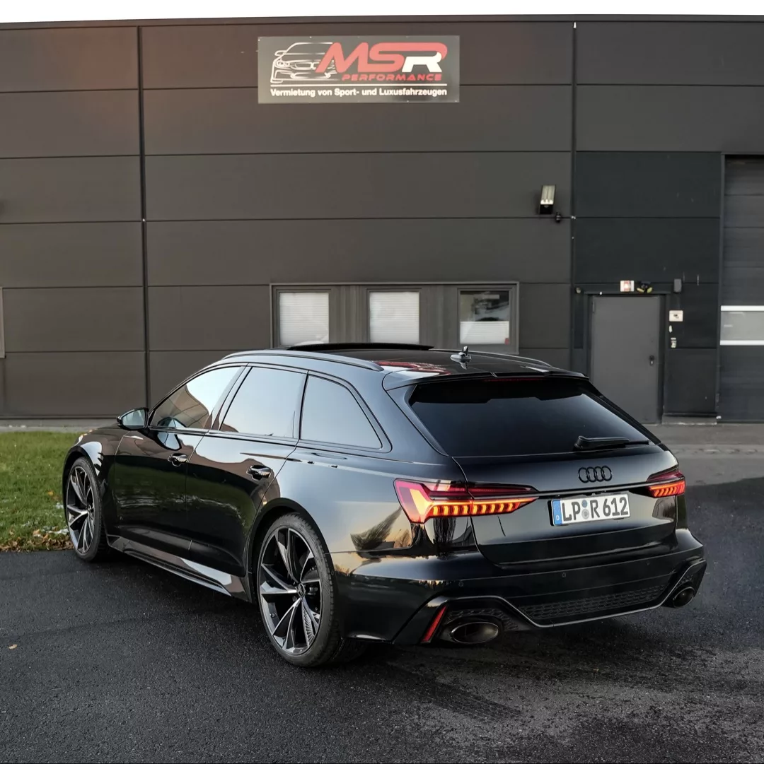 Audi RS6 C8 2024 in Schwarz von hinten mieten