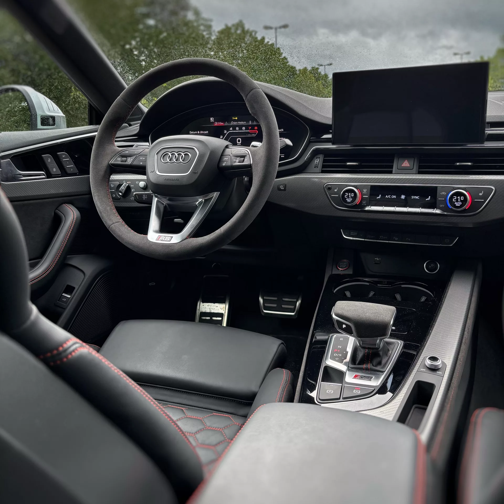 Audi RS5 Sportback Innenraum mit Lederlenkrad mieten