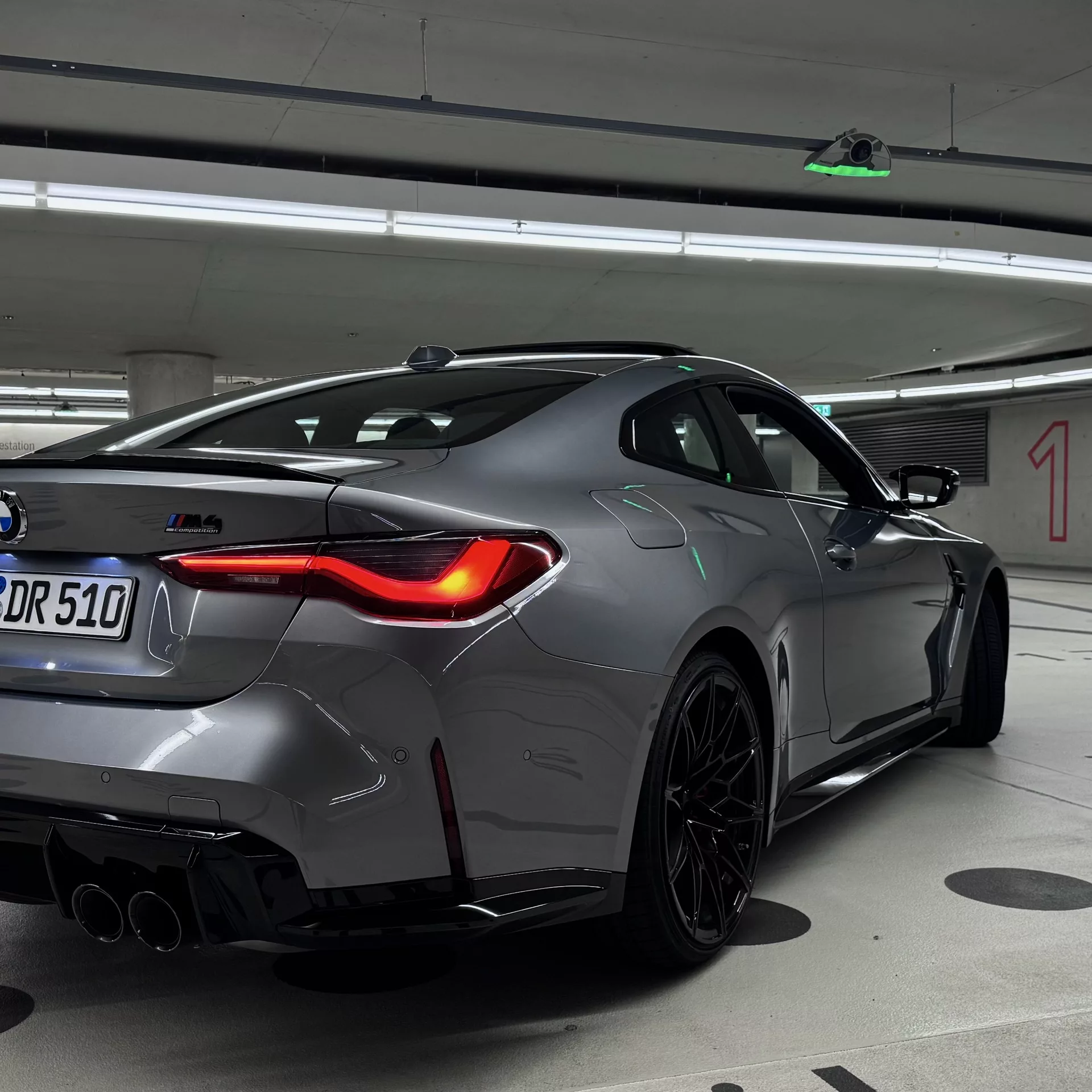 BMW M4 Competition in Grau mieten - Heckansicht
