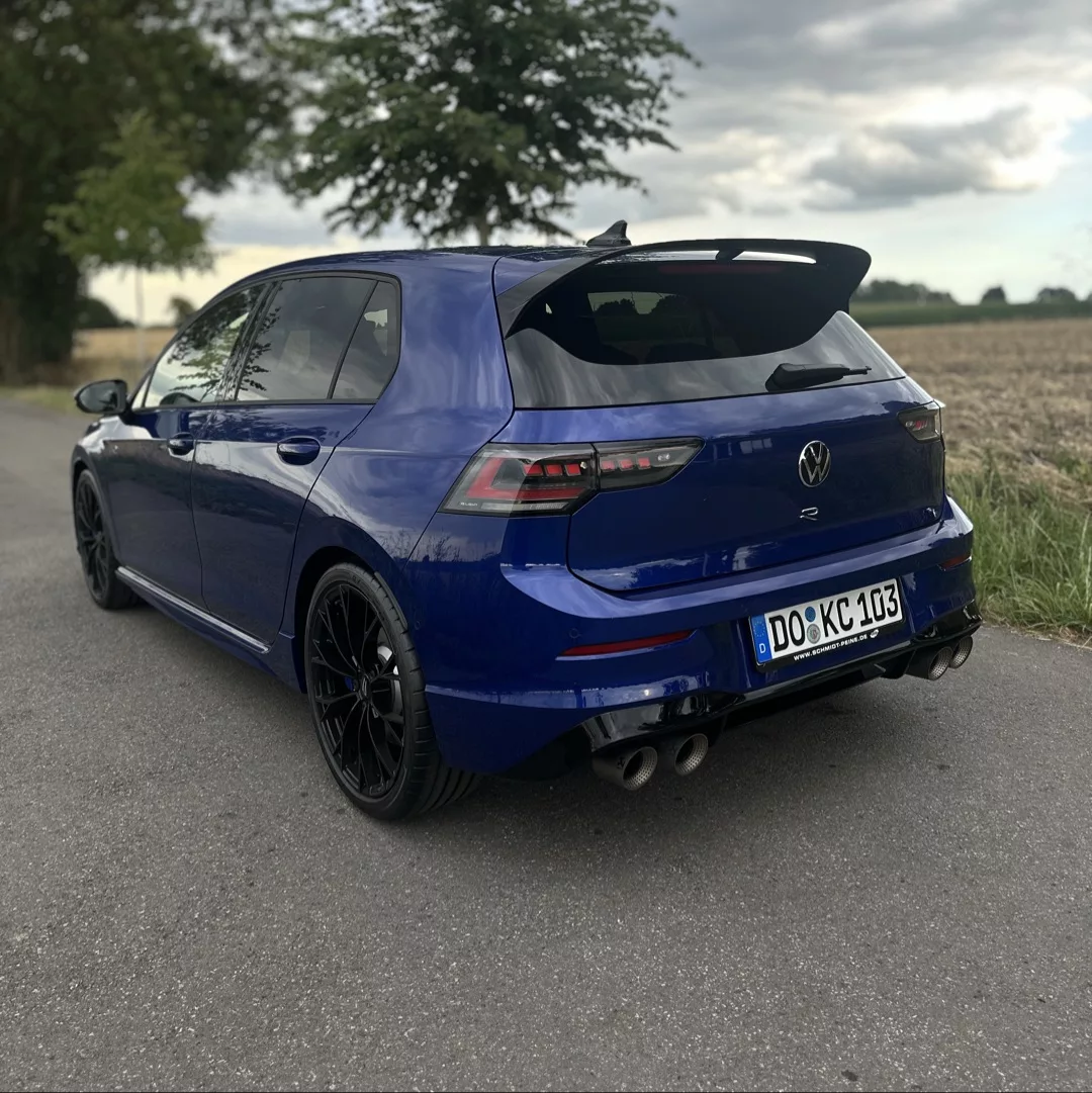 Golf 8R Performance in Blau von hinten mieten