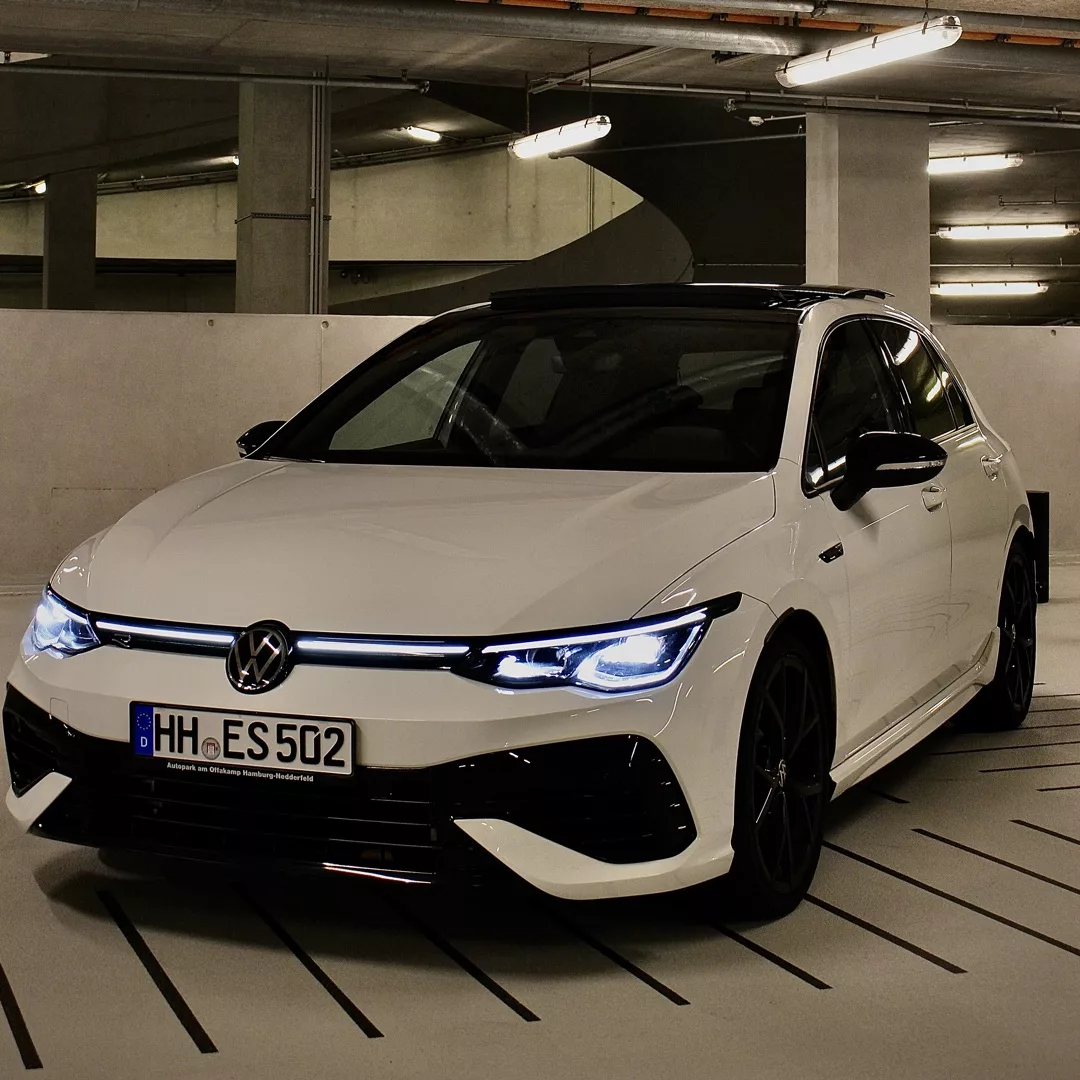 Golf 8R in Weiß, Frontansicht im Parkhaus mieten