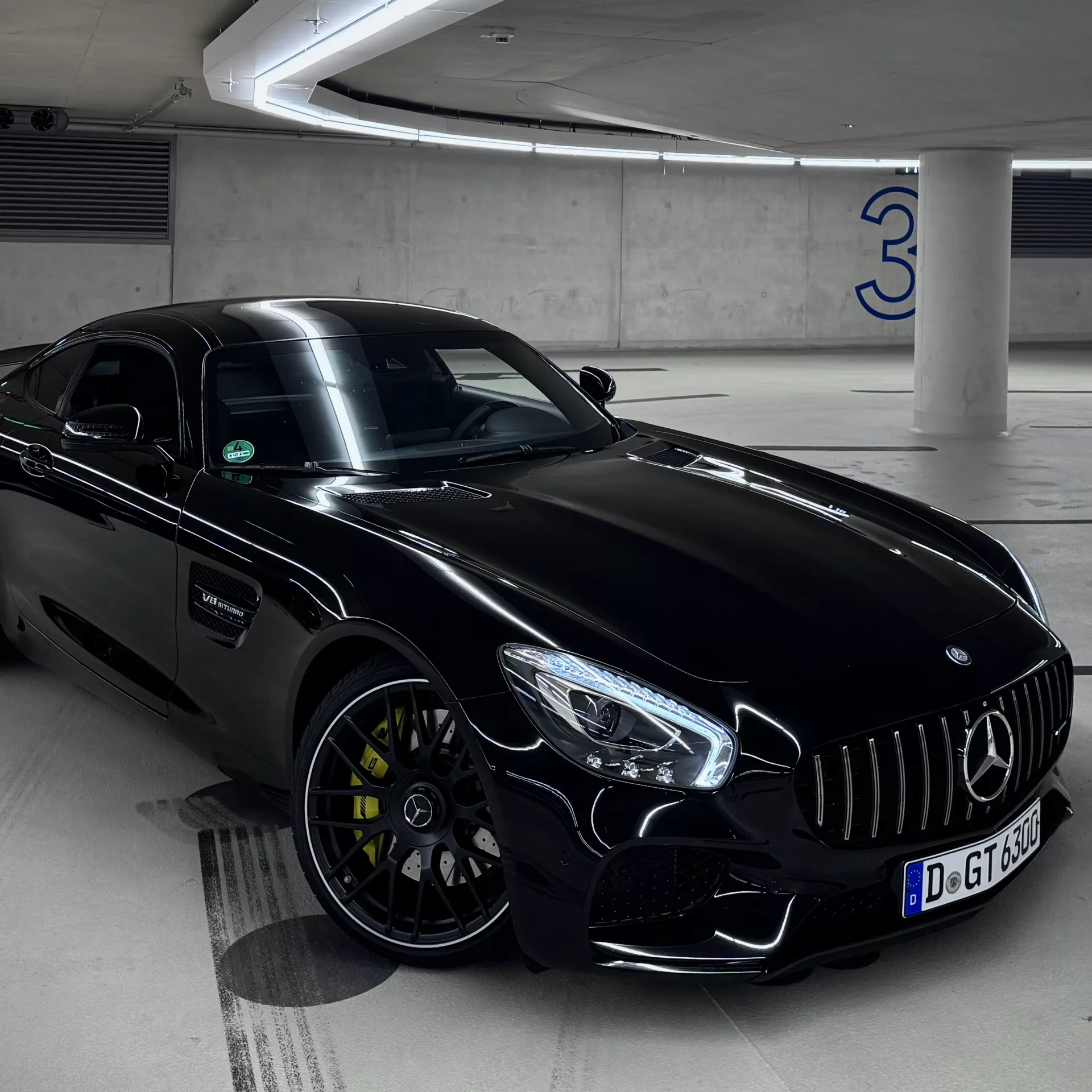 Mercedes AMG GT in Schwarz in Tiefgarage mieten.
