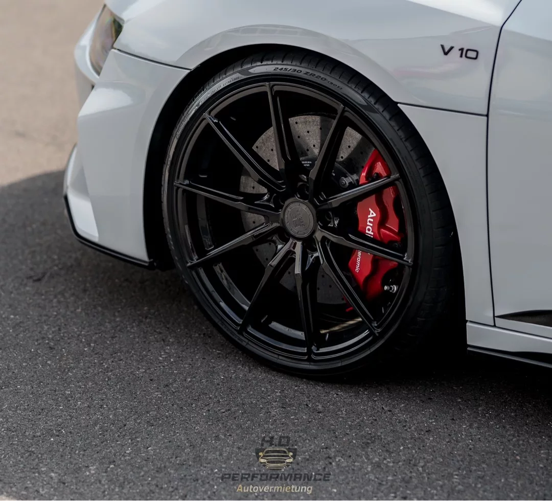 Audi R8 Performance Spyder V10 Radansicht mit roten Bremssätteln mieten.