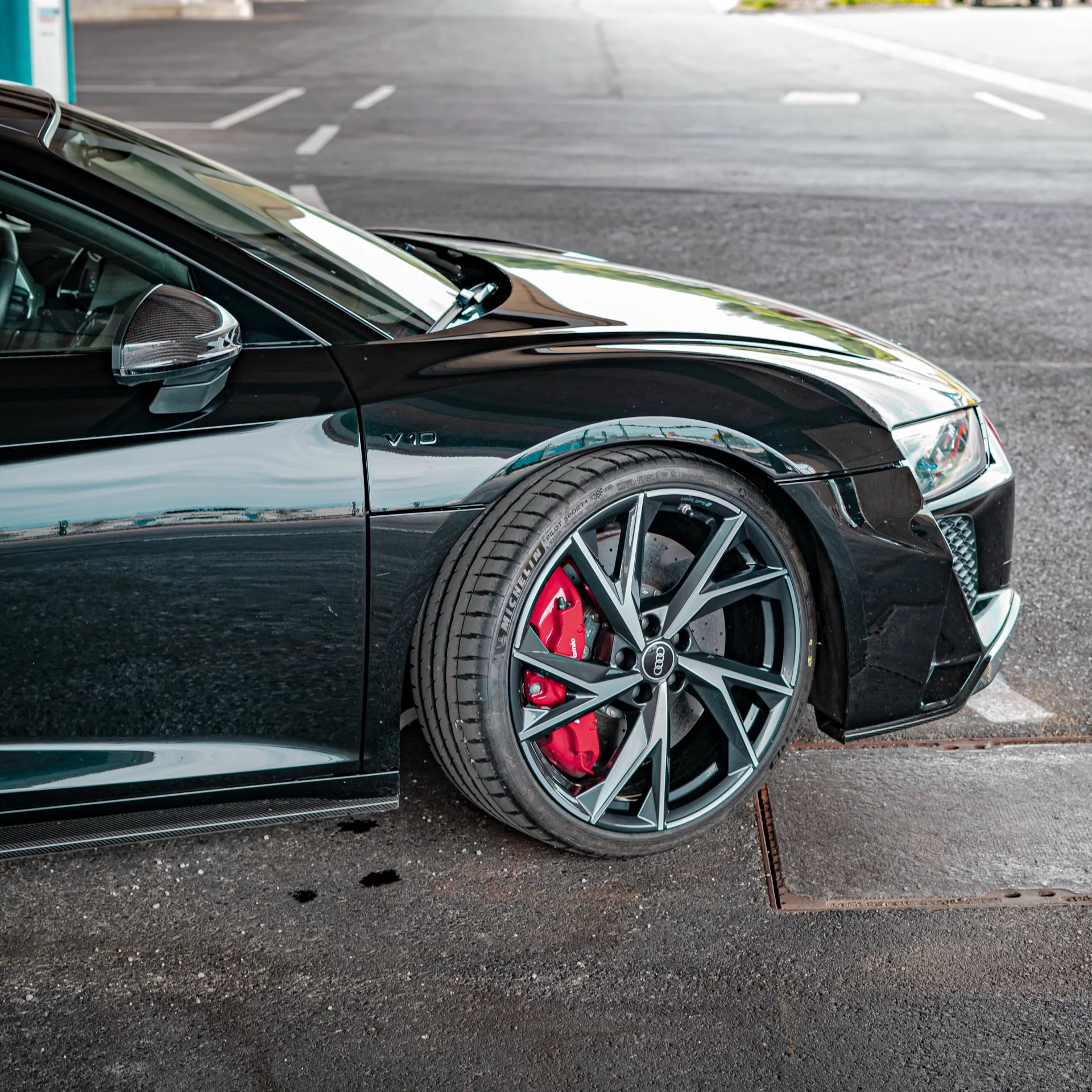 Audi R8 V10 Performance Spyder in Schwarz von der Seite mieten