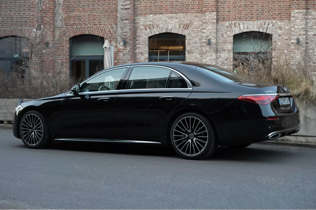 Mercedes Benz S-Klasse in Schwarz von der Seite mieten.