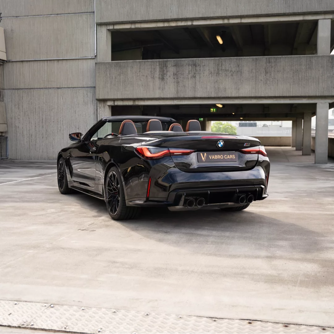 BMW M4 Competition Cabrio LCI in Schwarz, Rückansicht mieten.