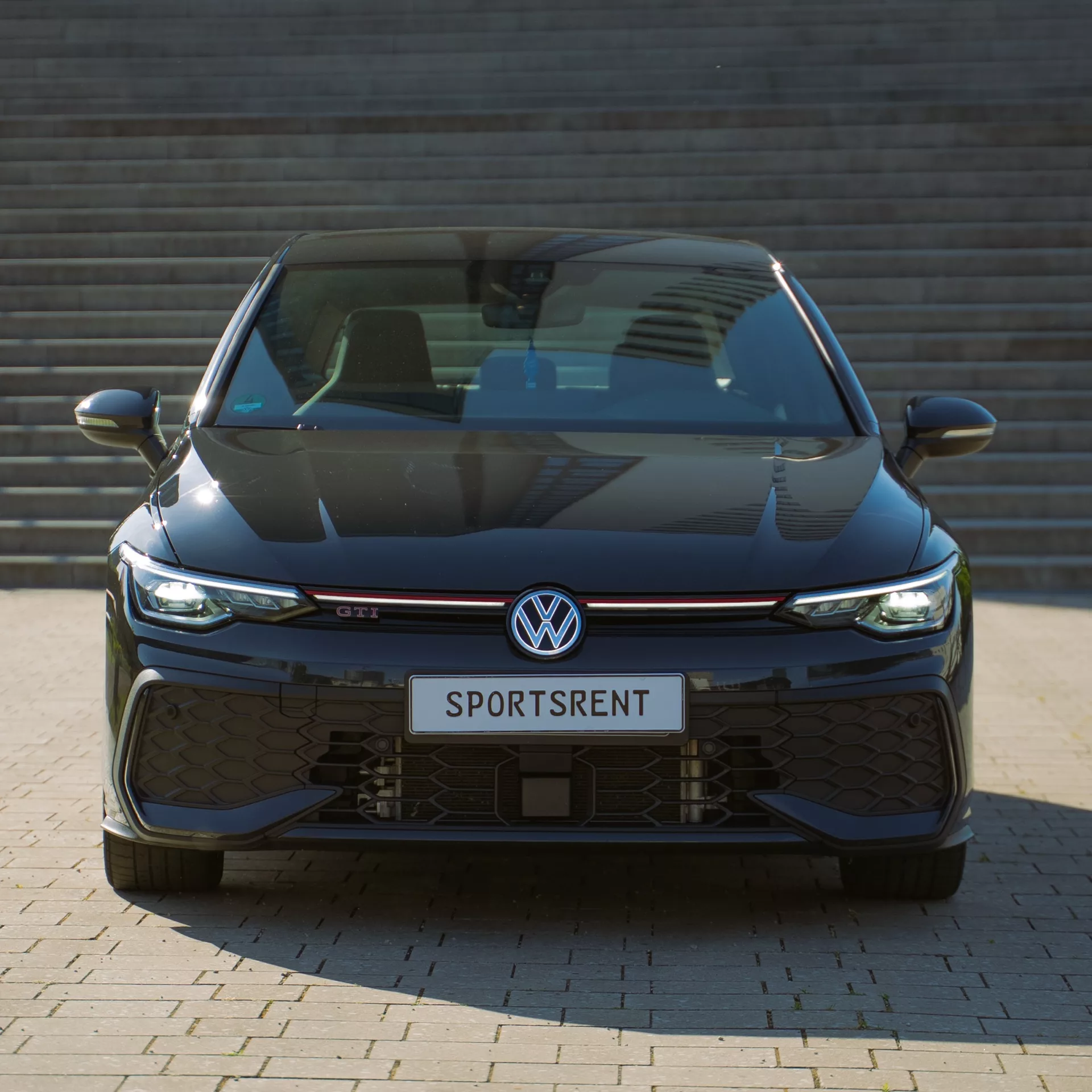 VW Golf 8 GTI in Schwarz - Frontansicht mieten.