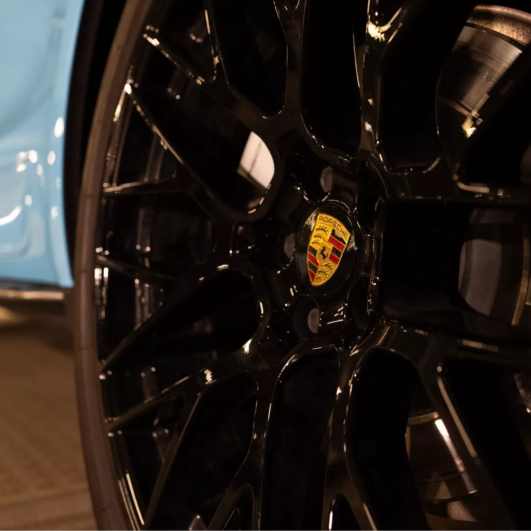 Porsche Macan Turbo Nahaufnahme Felgendetail mieten