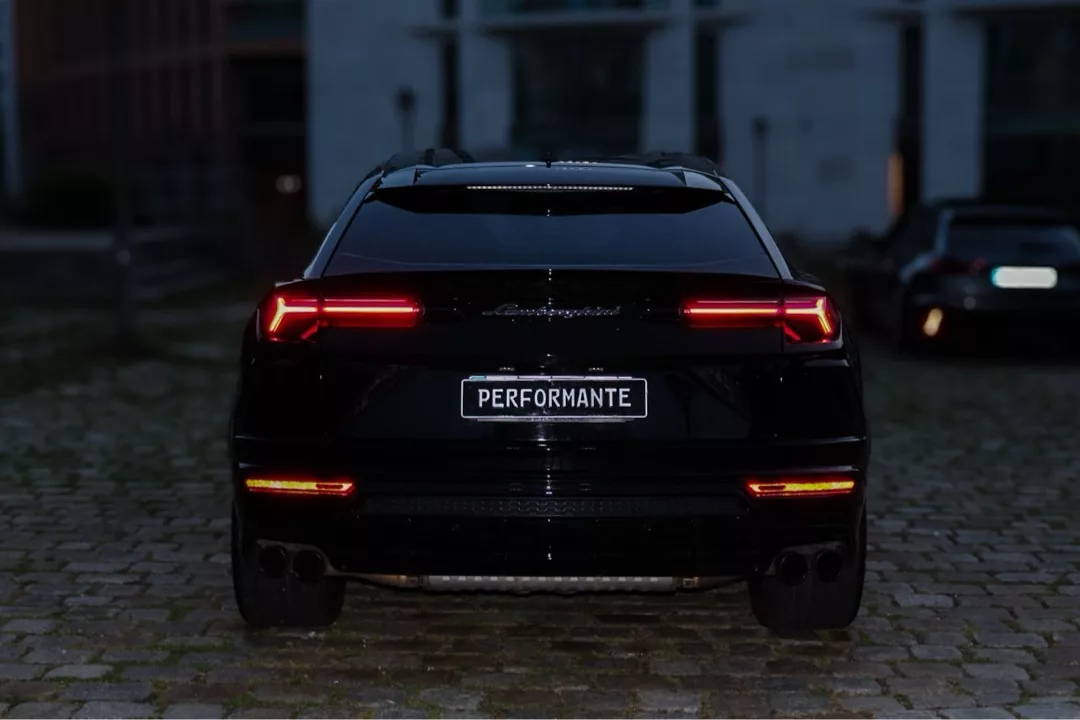 Lamborghini Urus V8 in Schwarz von hinten mieten.
