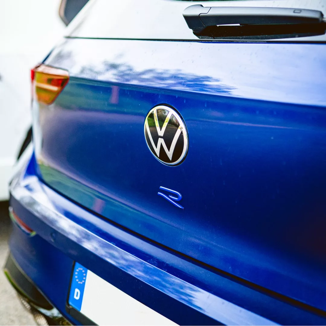 VW Golf 8R in Blau von hinten mieten