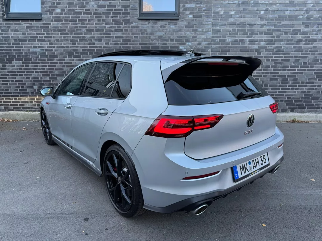 VW Golf 8 GTI Clubsport in Silber von hinten mieten